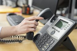Aprovado projeto lei que põe fim à mensagem de custo de chamadas
